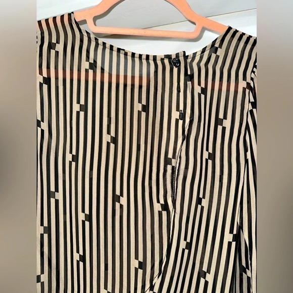 DV by Dolce Vita Sheer Blouse with open Back - Picture 8 of 9